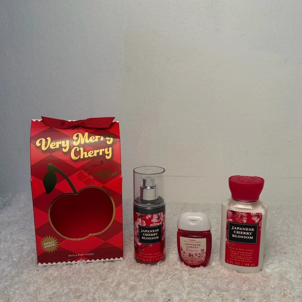 Bath & Body Works Very‎ Merry Cherry Set - Red